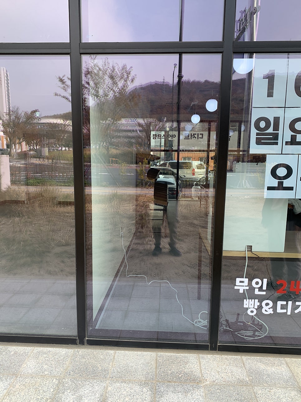 유리타공업체 신축상가 건물 에어컨 배관 설치를 위해