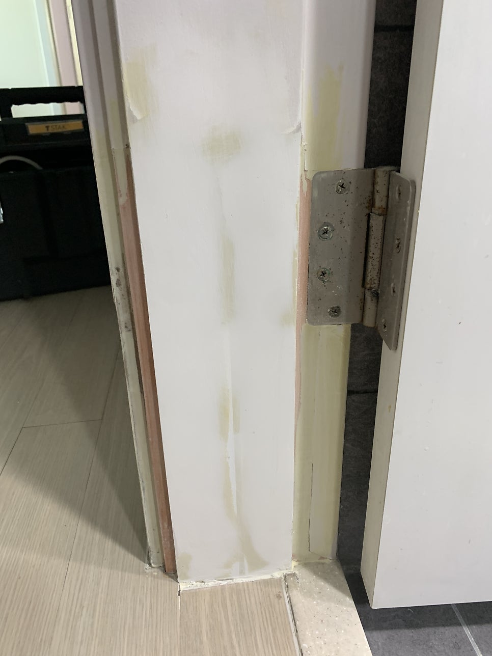 화장실문틀보수업체 물을먹어서 아래 부분이 썩어있던 현장