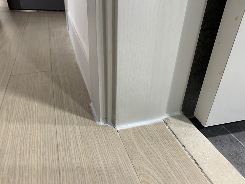 화장실문틀복구 송파구현장 물먹어서 아래부분 썩음