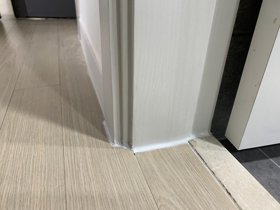 화장실문틀보수업체 물을먹어서 아래 부분이 썩어있던 현장