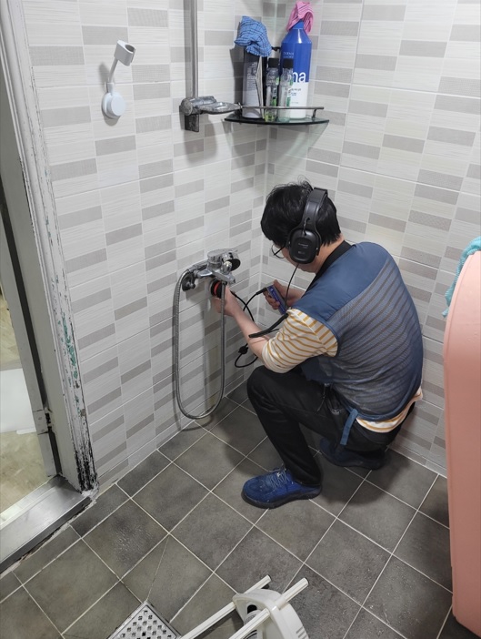  부산서구누수 진단 사례｜남부민동 빌라 화장실 벽면 물샘 부속 교체로 해결