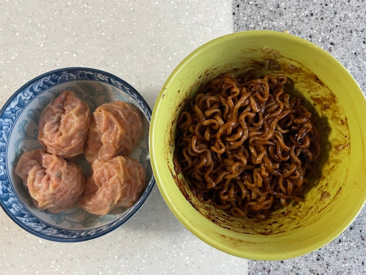  풀무원 얇은피 김치만두 조리방법과 농심 올리브 짜파게티 같이 먹어본 후기