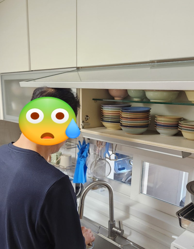 [DIY] "자꾸 내려오는 싱크대 문" 단돈 5천원으로 5분 만에 수리하기! 가스쇼바 교체