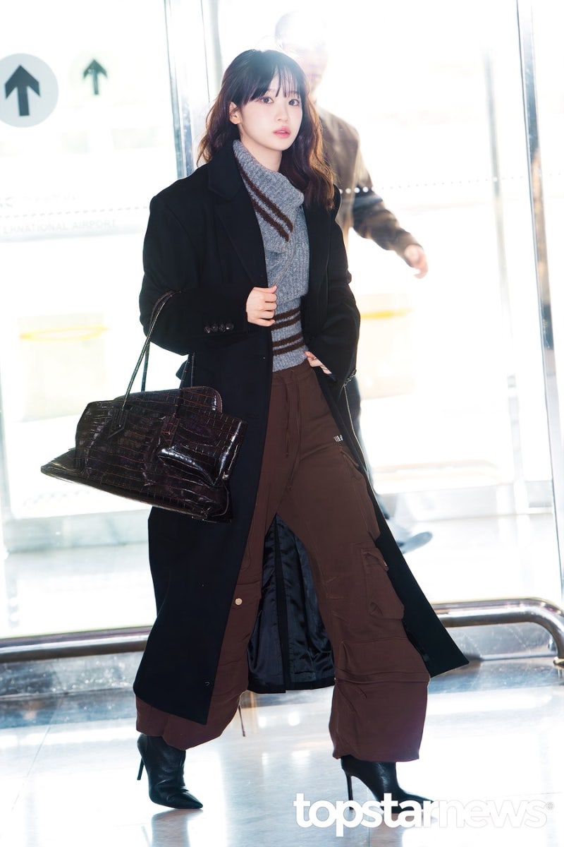 LE SSERAFIM Kim Chaewon's Airport Fashion: Hip and Cozy Winter Long Coat Styling