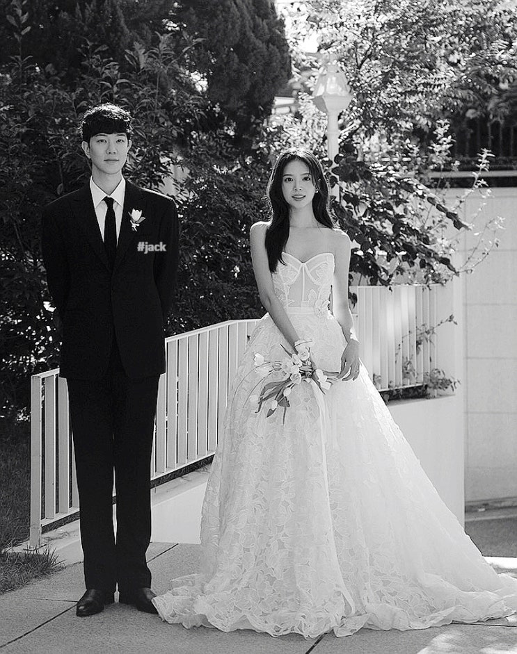 김지영과 결혼·임신 발표한 윤수영, 인스타 20장에 반응 쏟아진 이유