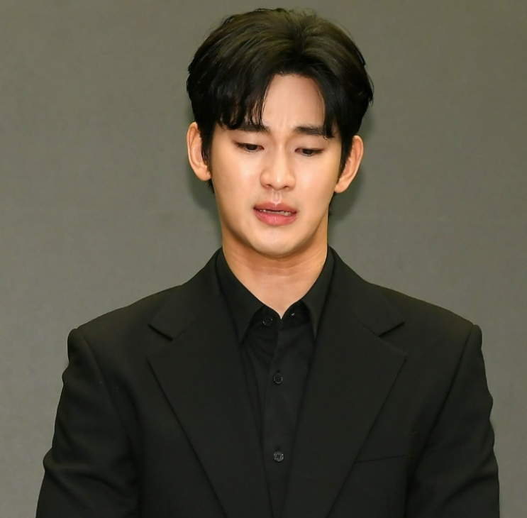 <b>김수현</b> 팬덤, 가세연에 완승? 명예훼손 <b>무혐의</b> 처분 '허위사실... 
