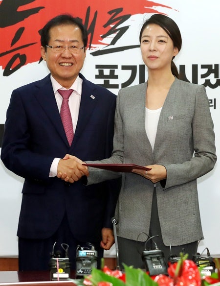 "사람 잘 못 봤다는 홍준표 vs 인생 위기때마다 홍을 구해줬다는 배현진" SNS 설전 누가 이길까....