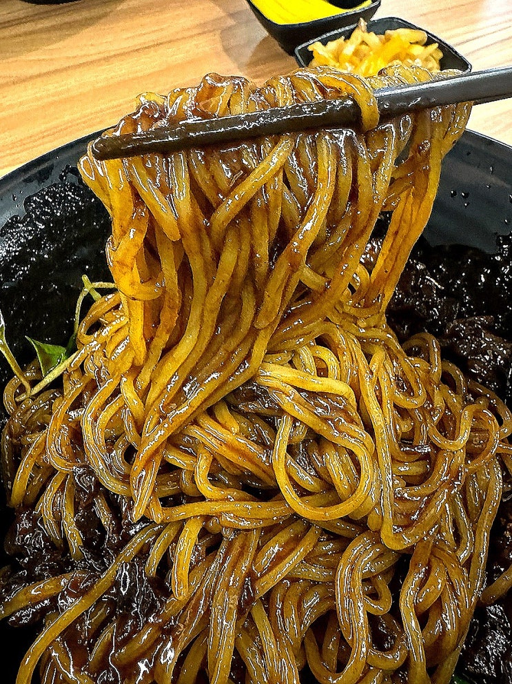 사진이랑은 느낌이 좀 달랐던 짜장면 한 그릇