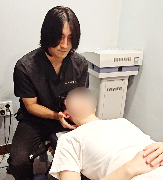  지정타 교통사고 재활치료, 왜 며칠 뒤에야 안보이던 통증이 시작될까요?