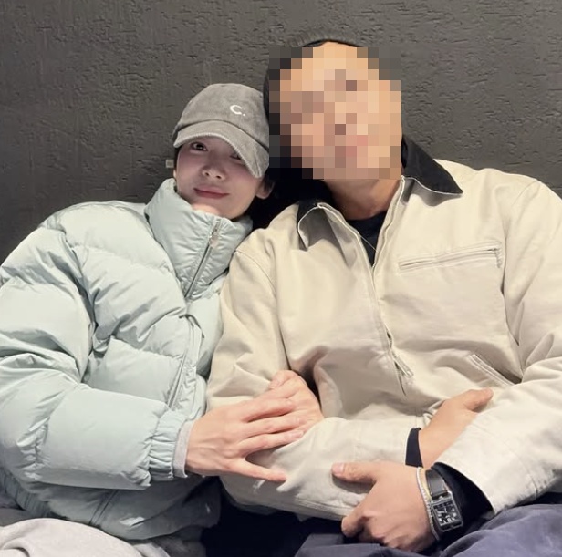 <b>송혜교</b>·<b>남사친</b>, ‘천천히 강렬하게’ 촬영 마무리 후 소탈한 미소....