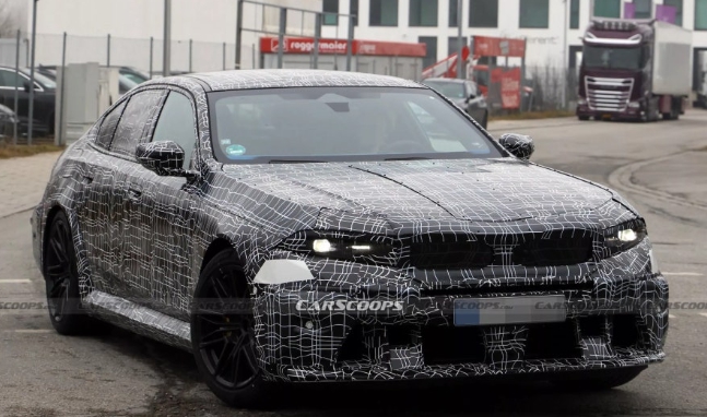   “고성능의 심장, 디자인은 전통으로?” BMW M5 페이스리프트 테스트카 포착!