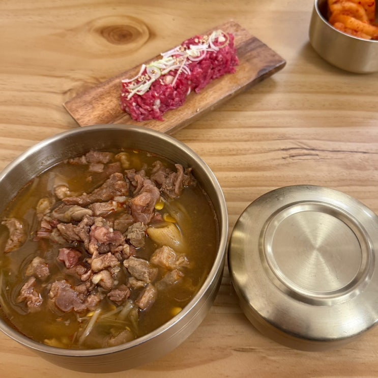  [서울/신용산역/말방국밥] 용산 핫플 ‘말방국밥’ 본점 방문기할머니 손맛 생각나는 경상도식 소고기국과 육회의 환상 조합 (내돈내산 솔직후기)