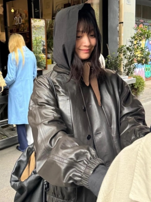   김우빈신민아 스페인 신혼여행 포착! 시밀러룩 입고 화보 같은 일상 대박