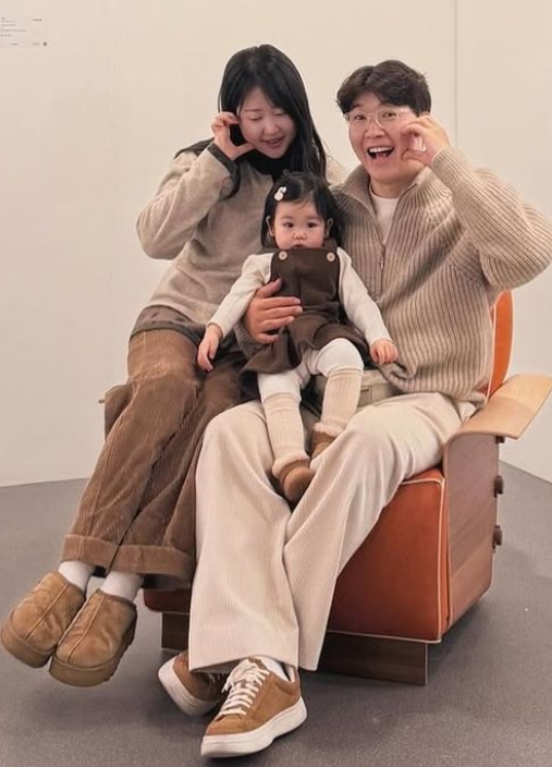   "아빠 키 + 엄마 얼굴" 박수홍·김다예 딸 재이, 벌써 광고 15개 휩쓴 아기 스타의 주말 나들이!