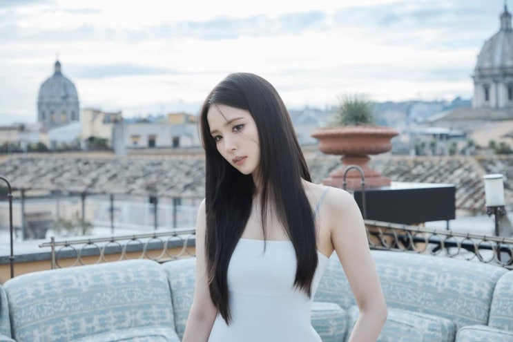  연예인들의 화려한 패션과는 반대! 미니멀리즘의 진수를 보여준 신세경, 27년차 드레스 코디
