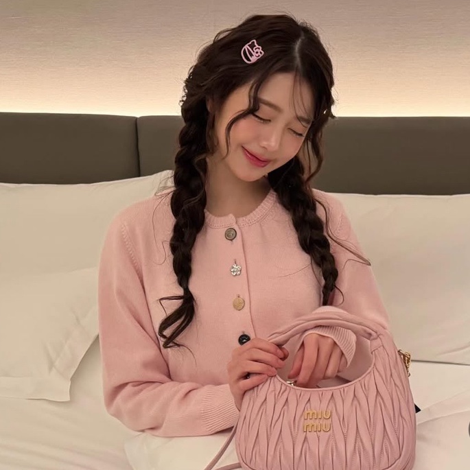  장원영 가방 얼마일까? 미우미우 가방 완더 마테라쎄 호보백
