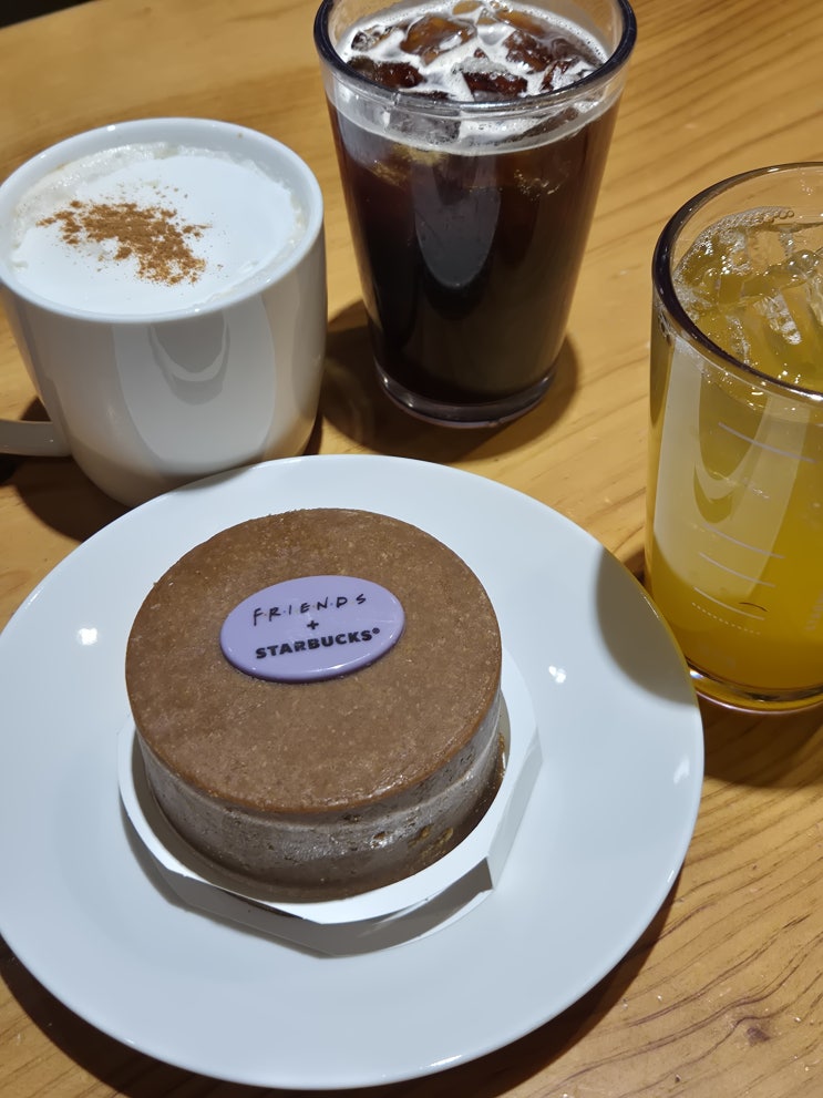  [강남역 스타벅스] 1월 시즌 메뉴 프렌즈 시나몬 돌체폼 카푸치노 & 엎어진 치즈케이크