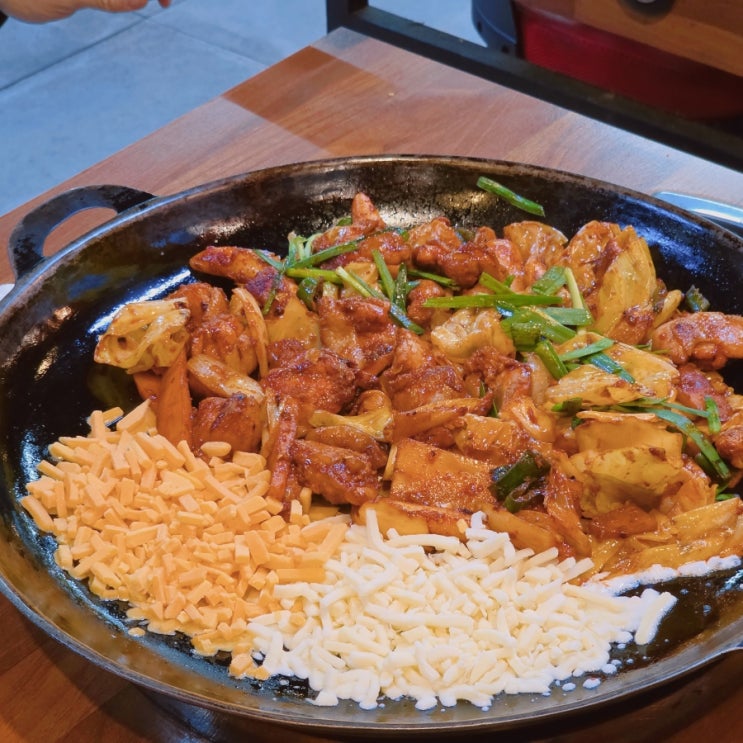  치즈 한 가득! 홍대 닭갈비 맛집 신미경 홍대닭갈비