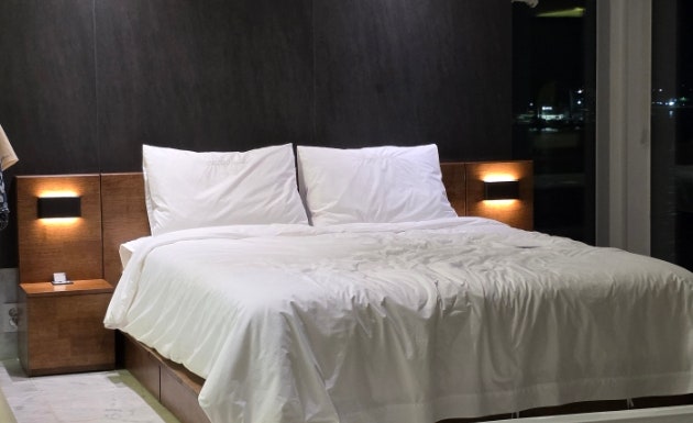 퀸사이즈 크기 호텔식 원목 신혼 침대프레임, 호텔침구세트 조합