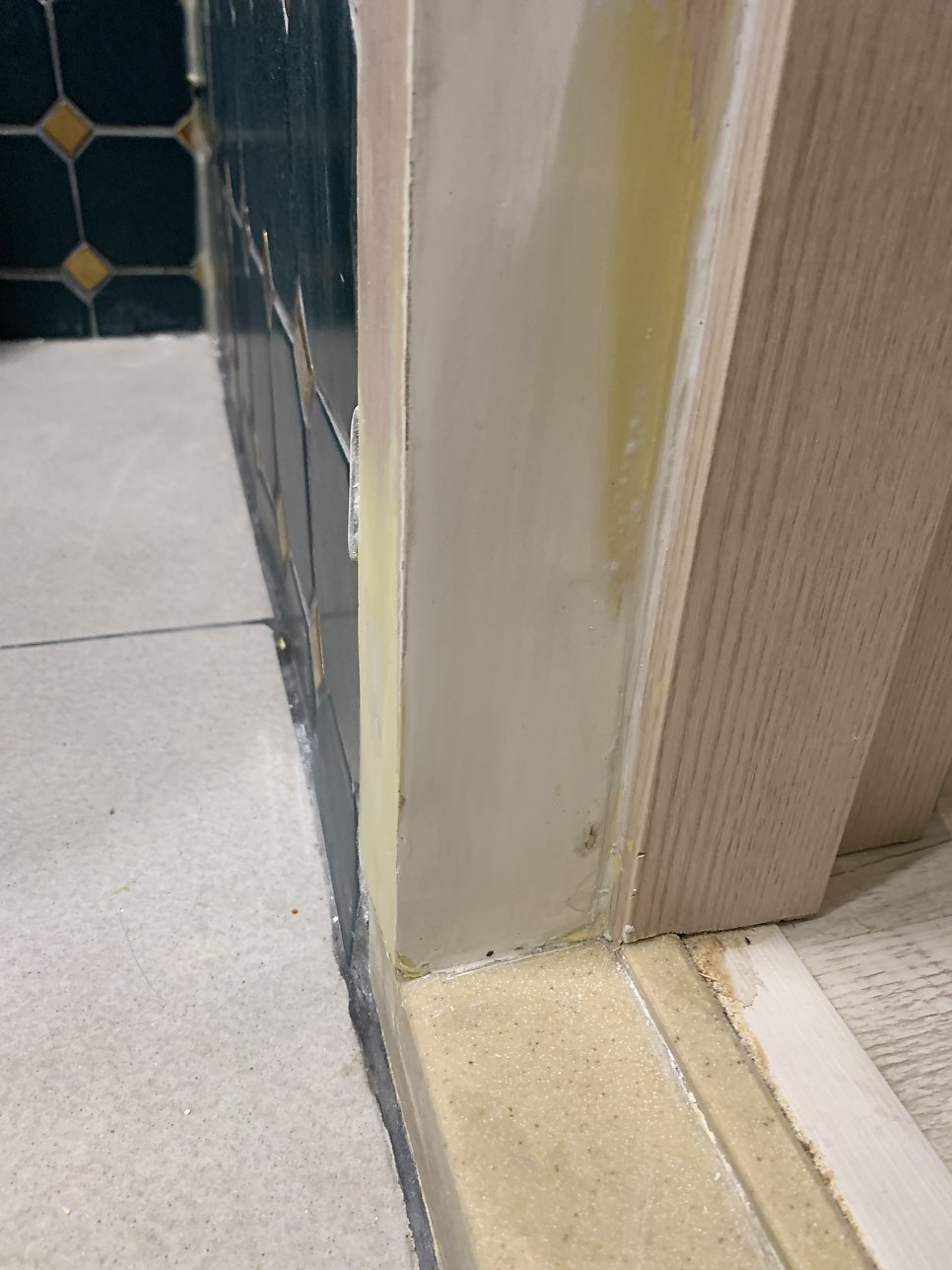 화장실부분시트지 문틀몰딩까짐으로 인한 수원 작업현장