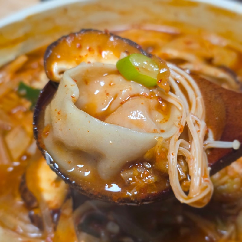 김치 만두전골 만들기 레시피 속이 꽉 찬 영주식품 김치만두로 끓인 얼큰 김치만두전골 요리