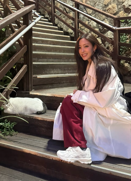  콜라보로 크림에서 더 구하기 힘든 여자 연예인 인기 런닝화 시리즈! 효민 아식스 운동화 가격
