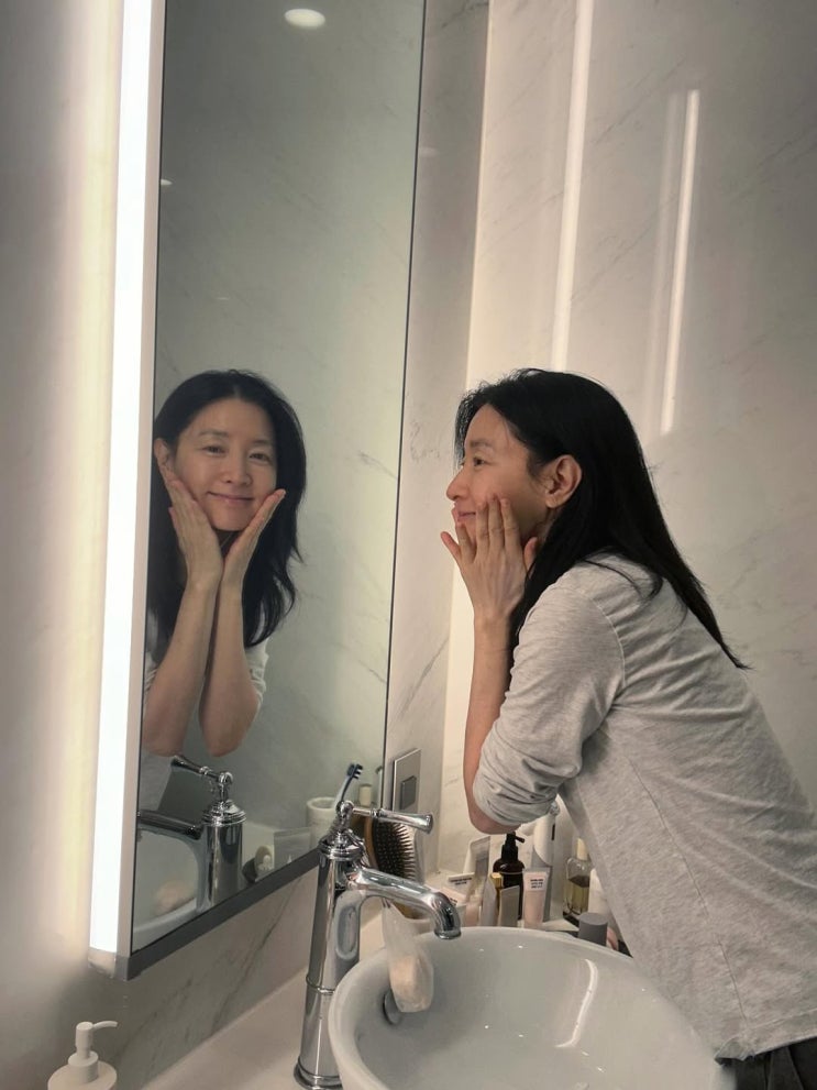  산소 같은 여자 그대로의 셀프 피부 관리 방법? 54세 이영애, 완벽 민낯 공개