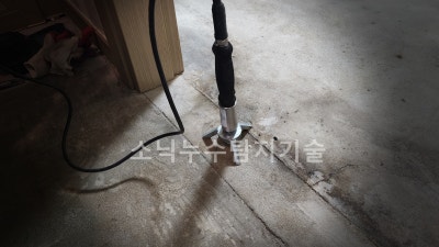 장판을 걷어낸 거실 바닥에 청음기 센서를 대고 누수음을 확인하는 모습