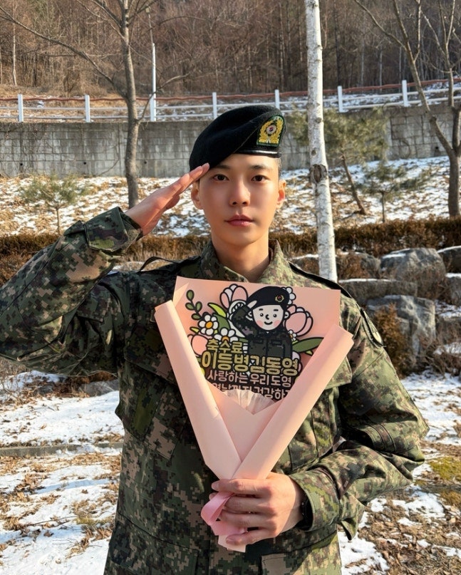 NCT 도영, 늠름한 '군인 김동영' 변신 완료! 팬들 심쿵 유발한 훈련소 수료 근황 대공개!
