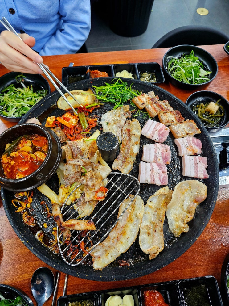  제주 연동 '팔미육' 8일숙성 고깃집 추천 솥뚜껑 미나리 오겹살 문어삼합 맛집 내돈내산
