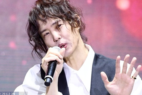   양준일 논란 총정리: 8만 원 포토북부터 차명계좌 탈세 의혹까지