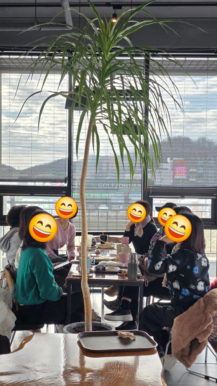  내돈내먹 : 유튜브로 하루를 시작하고  영화 보고 주식으로 웃는  소소하지만 꽉 찬 행복 별 거 없는 나의 일상