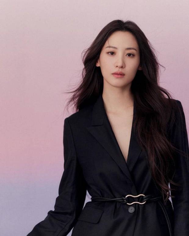   배우 수현 이혼, 5년 만의 파경에도 결혼 사진은 그대로인 진짜 이유