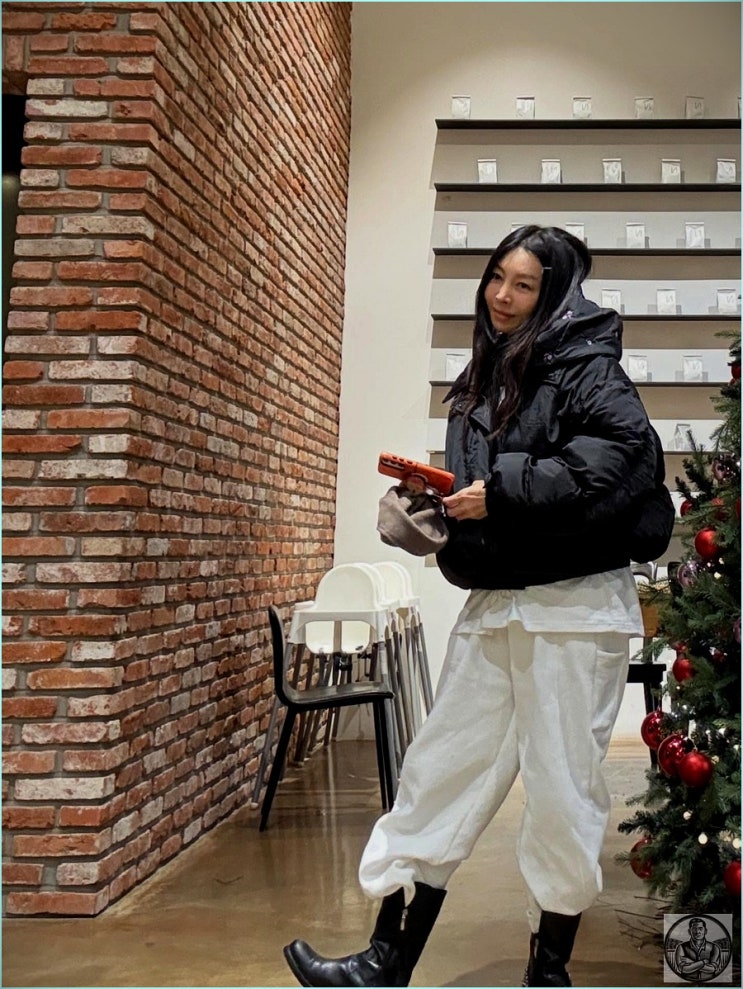  황신혜 숏패딩 코디, 설원에서도 돋보이는 화이트 팬츠 연출 비결