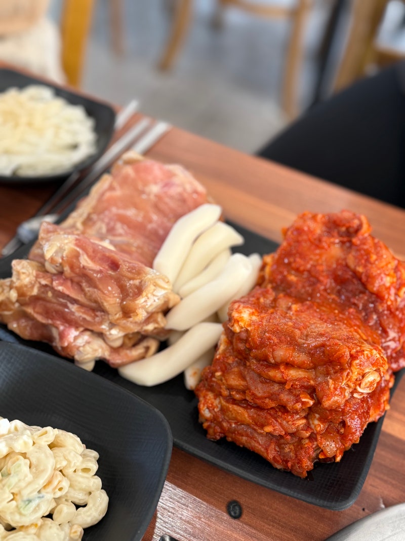 강촌우미숯불닭갈비 숯불에 즐기는 엘리시안 강촌 맛집 (픽업서비스)