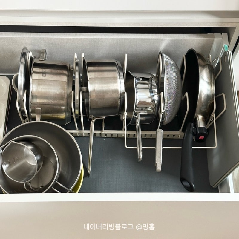 좁은 주방 후라이팬 정리, 한샘 정리대 하나로 깔끔하게 수납했어요