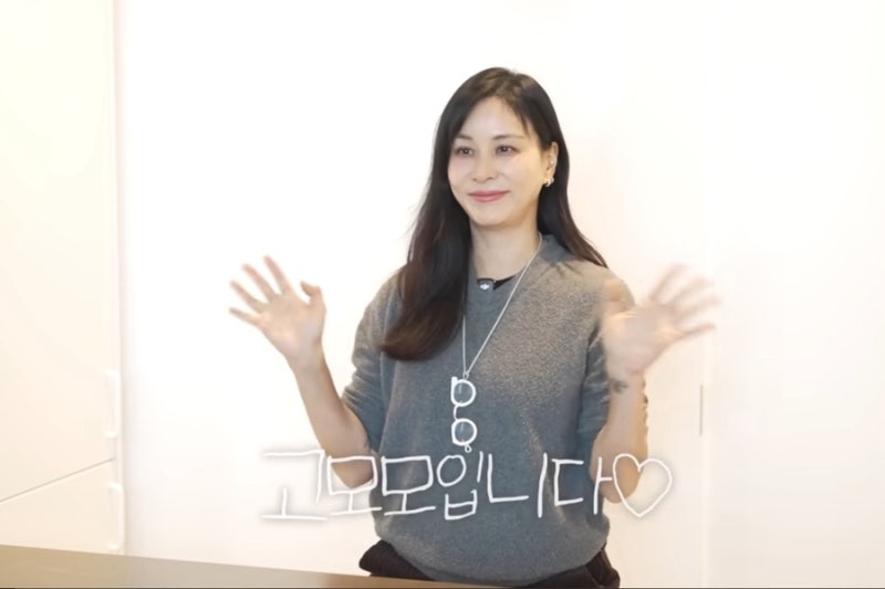 고소영, 목에 걸린 작은 안경 하나… 노화를 대하는 태도가 달라졌다