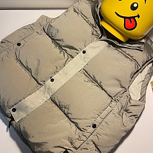 [STONE ISLAND] 스톤아일랜드 / 24fw 스톤아일랜드 나일론 메탈 패딩 베스트 그레이  / 패딩조끼 끝....