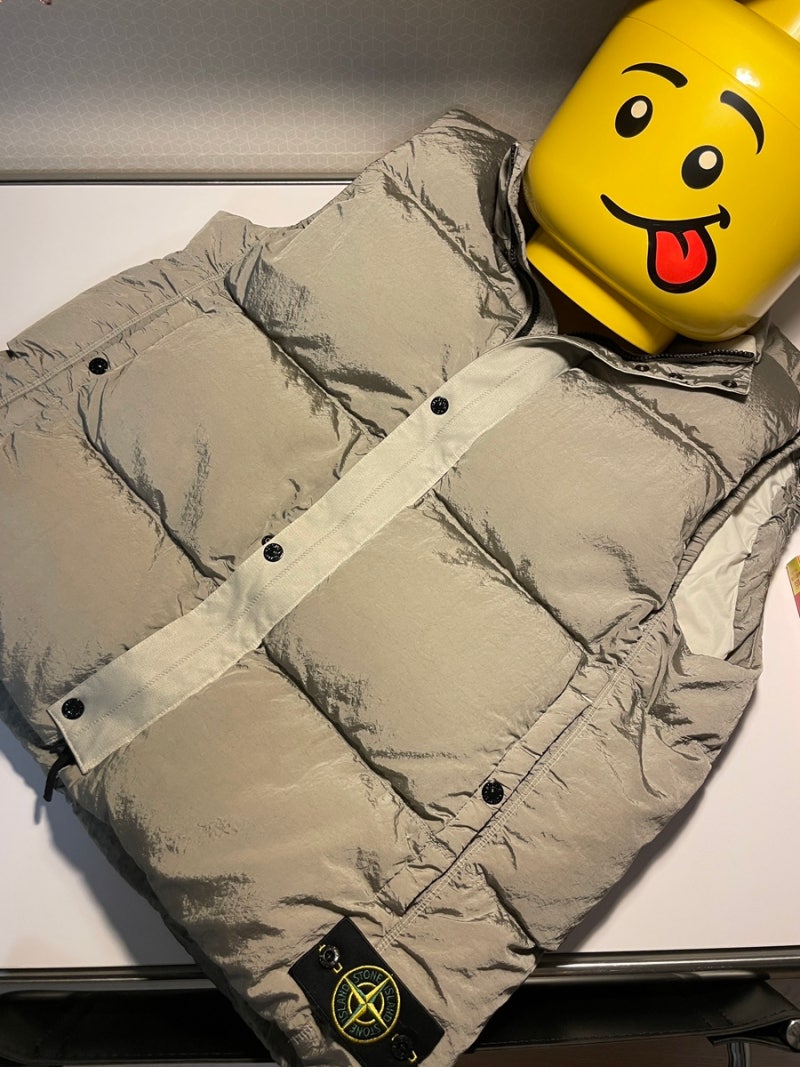 [STONE ISLAND] 스톤아일랜드 / 24fw 스톤아일랜드 나일론 메탈 패딩 베스트 그레이 / 패딩조끼 끝....
