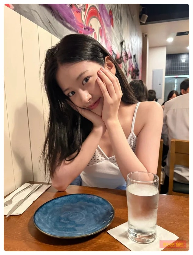 안유진 휴가 화보 수준 비주얼 “블랙 수영복에 완벽 몸매” 네티즌 감탄