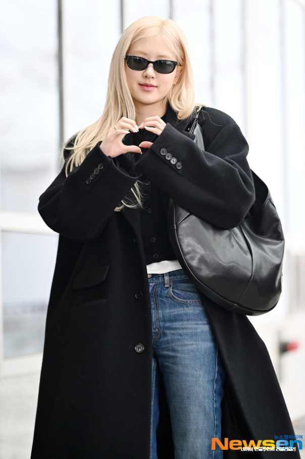 로제 공항패션 속 생로랑 코트 몸바사백 얼말까?