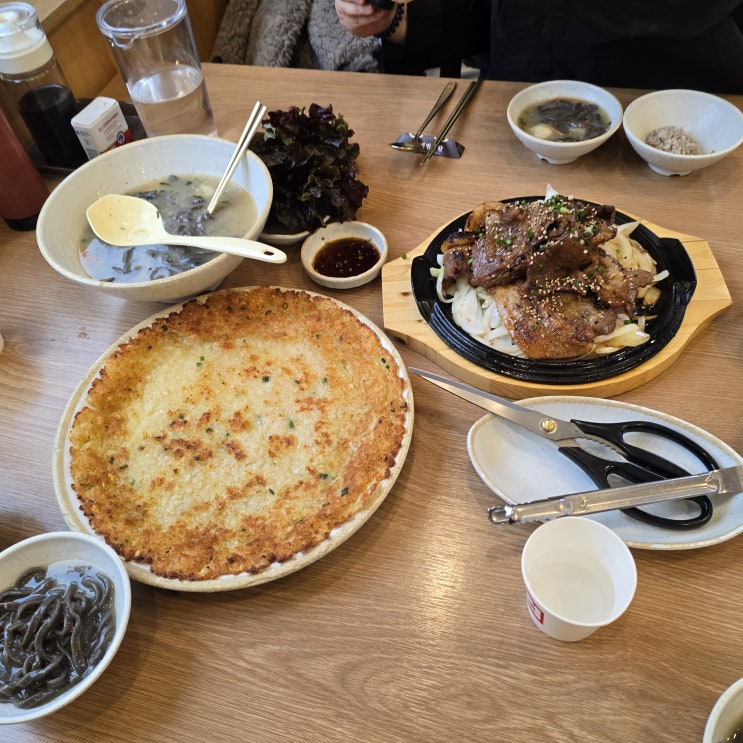  [내돈내산] 용인 겨울철 식사로 좋은 맛있는 옹심이 가게 '메밀꽃담' 에서 옹심이, 석갈비, 왕감자전 식사 후기 (주차, 내부, 메뉴, 가격, 음식 등)