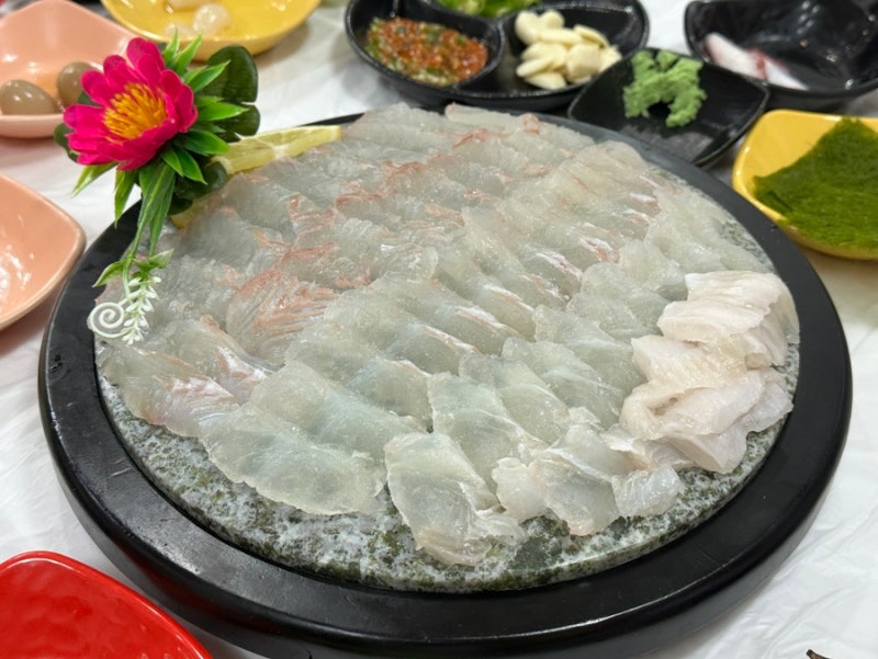 왜목마을맛집 상다리 부러지는 섬마을횟집