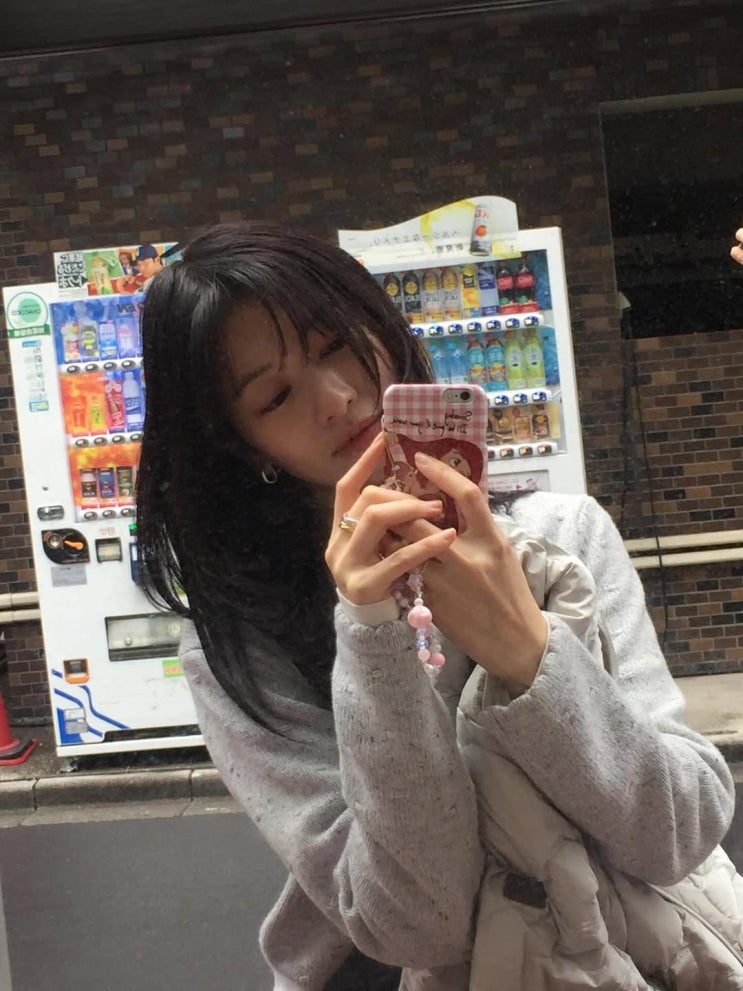  거리에서도 빛나는 분위기 여신 정소민 일본 겨울 니트룩 정석