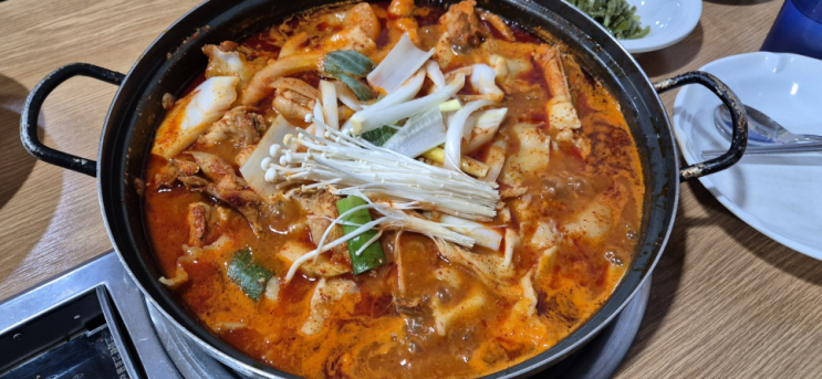 <b>테이</b> 닭볶음탕으로 유명한 파주 능골 매운탕 찐 후기