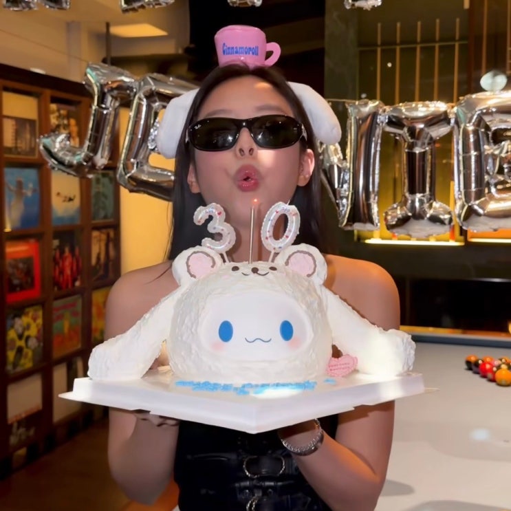  제니의 30번째 생일, 파티룩으로 입은 크롬하츠 원피스와 까르띠에 팔찌 정보