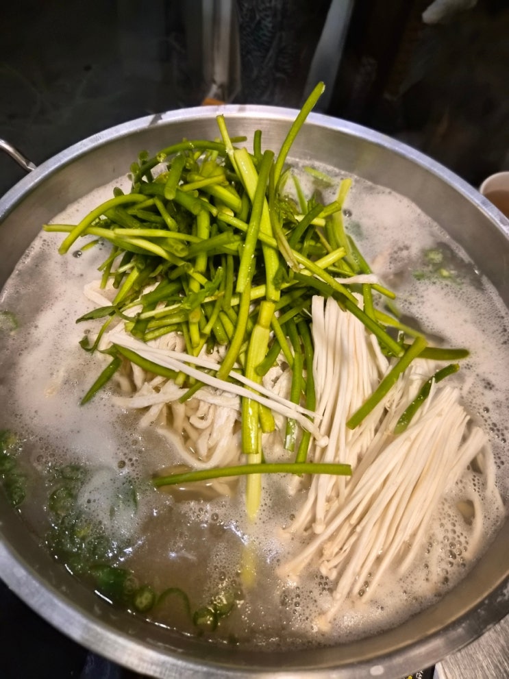  경동시장칼국수 맛집 고기여행, 고기도 칼국수도 다 잘해..