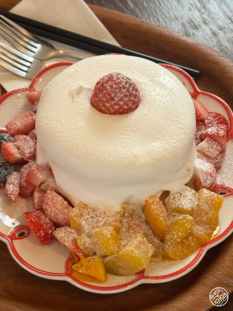  제철 딸기 수플레에 망고까지 추가? 성수 카페 수플레 맛집 오투칠 아직도 안먹어봤다면 꼭 가세요!