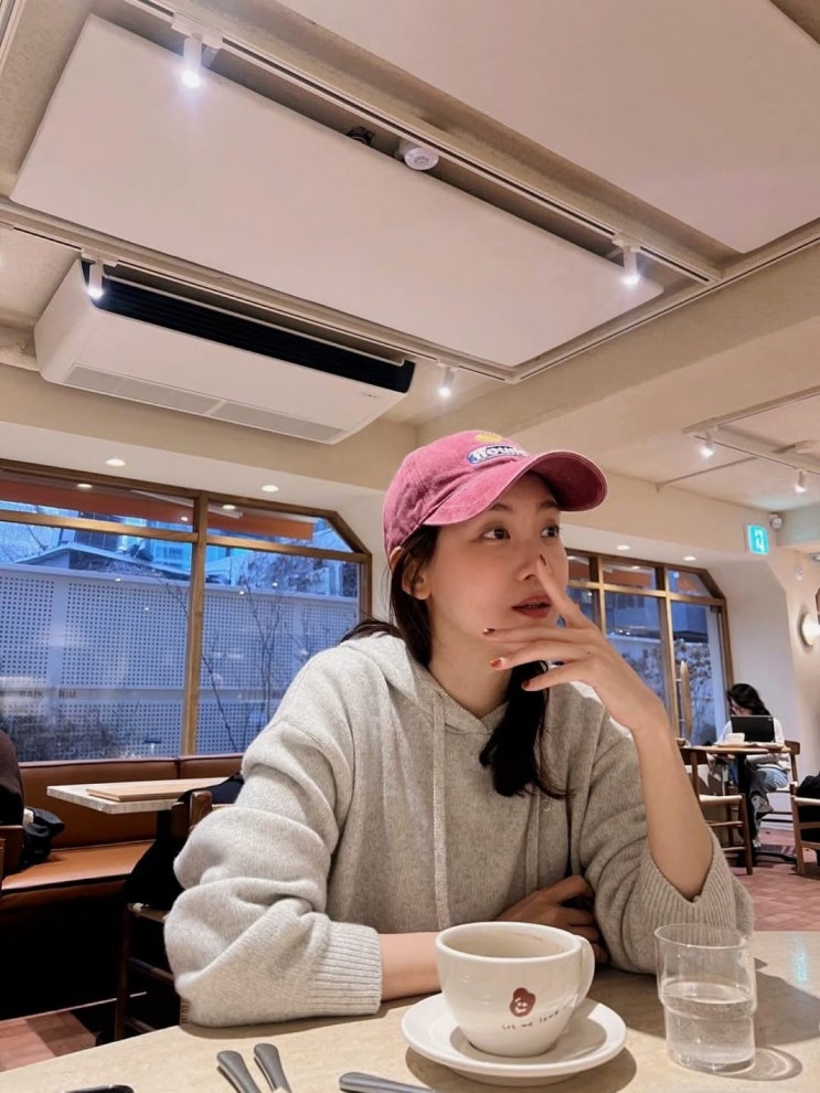  카페서 뽐낸 역대급 청순 민낯 자태의 신현빈, 불혹 앞 청순 민낯 캐주얼 데일리룩