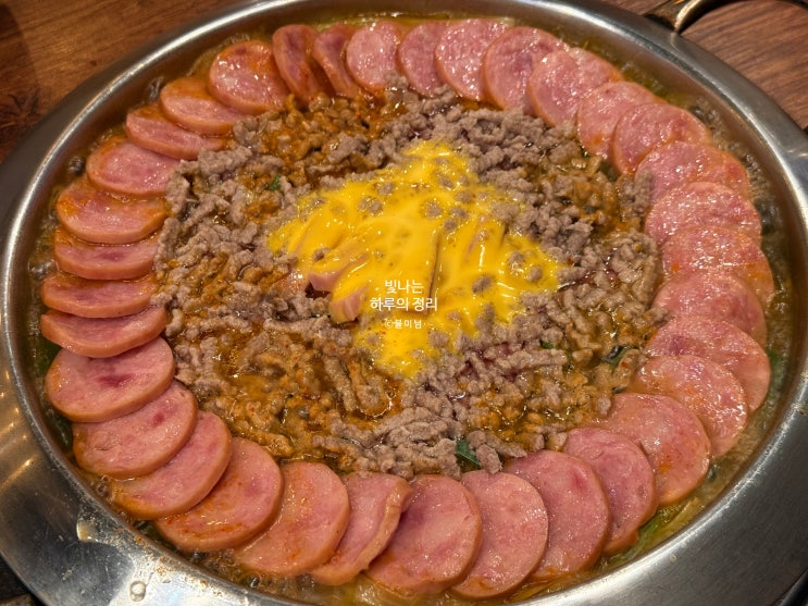 구디 부대찌개 송탄식 햄폭탄 비주얼 부대찌개대사관